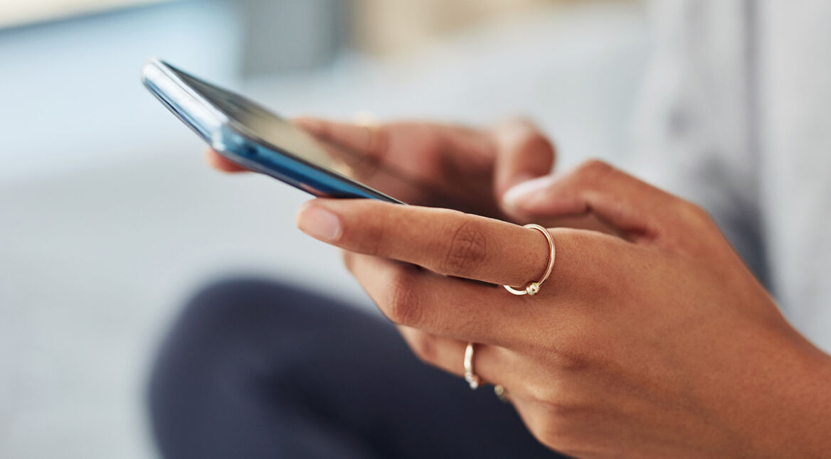 Frau mit Android-Smartphone nutzt Zwischenablage