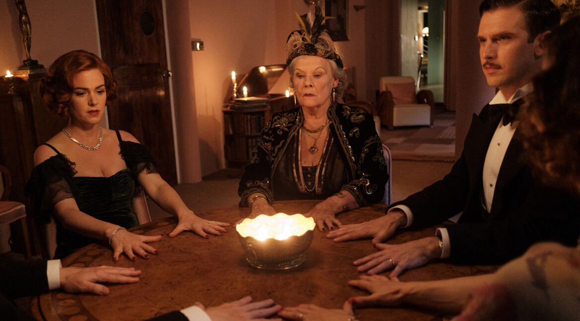 Ruth Condomine (Isla Fisher), Madame Arcati (Judi Dench) und Charles Condomine (Dan Stevens) bei einer Séance im Film "Da scheiden sich die Geister".