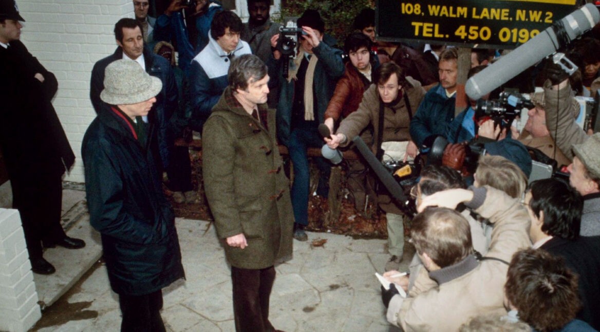 Ein Mann gibt eine Pressekonferenz