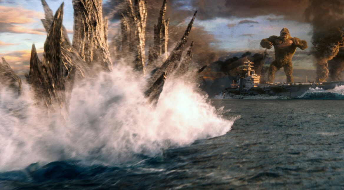 Godzilla und Kong kämpfen auf dem offenen Meer