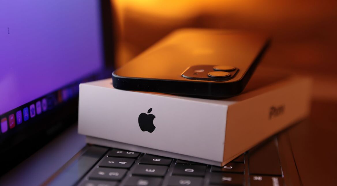 iPhone 12 liegt auf der Verpackung.