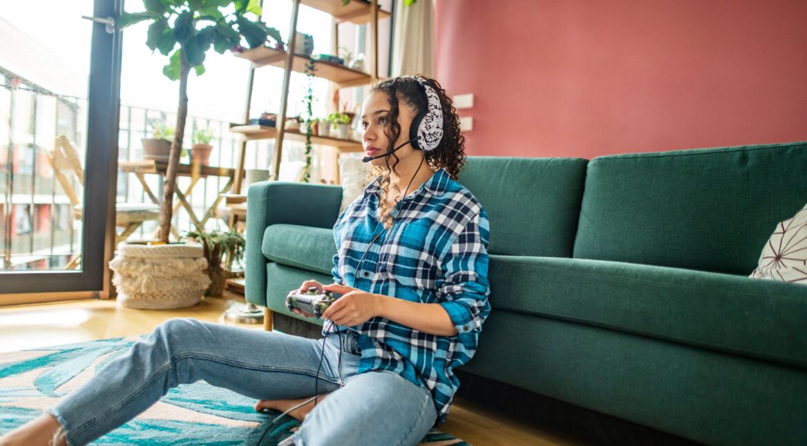 Eine junge Frau spielt ein Videospiel