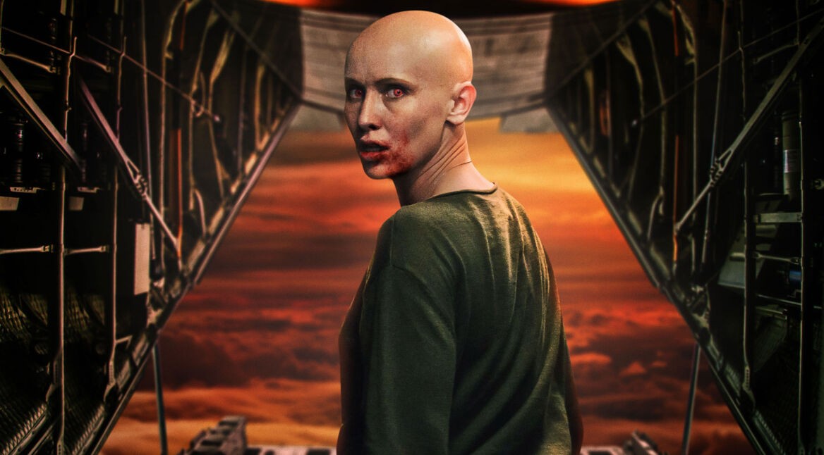 Die Vampirin Nadja vor einer geöffneten Flugzeugklappe