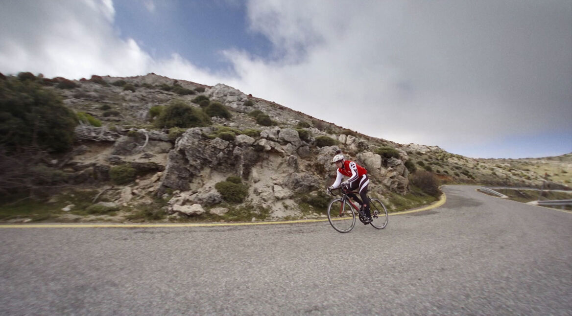 Tandem-Profi Christos Sandalakis fährt eine kurvenreiche Bergstraße