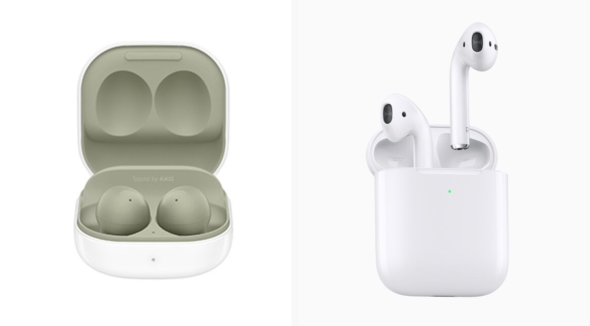 Galaxy Buds2 links und AirPods 2 rechts nebeneinander vor hellem Hintergrund