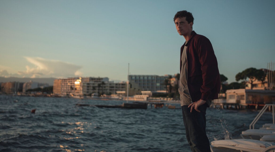 Finnegan Oldfield als Guillaume Lucchesi in der Netflix-Serie Kein Lebenszeichen