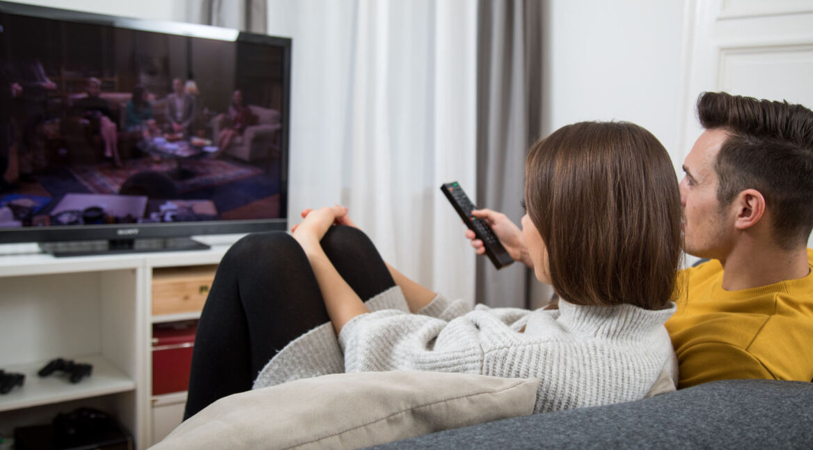 Paar schaut auf dem Sofa Netflix