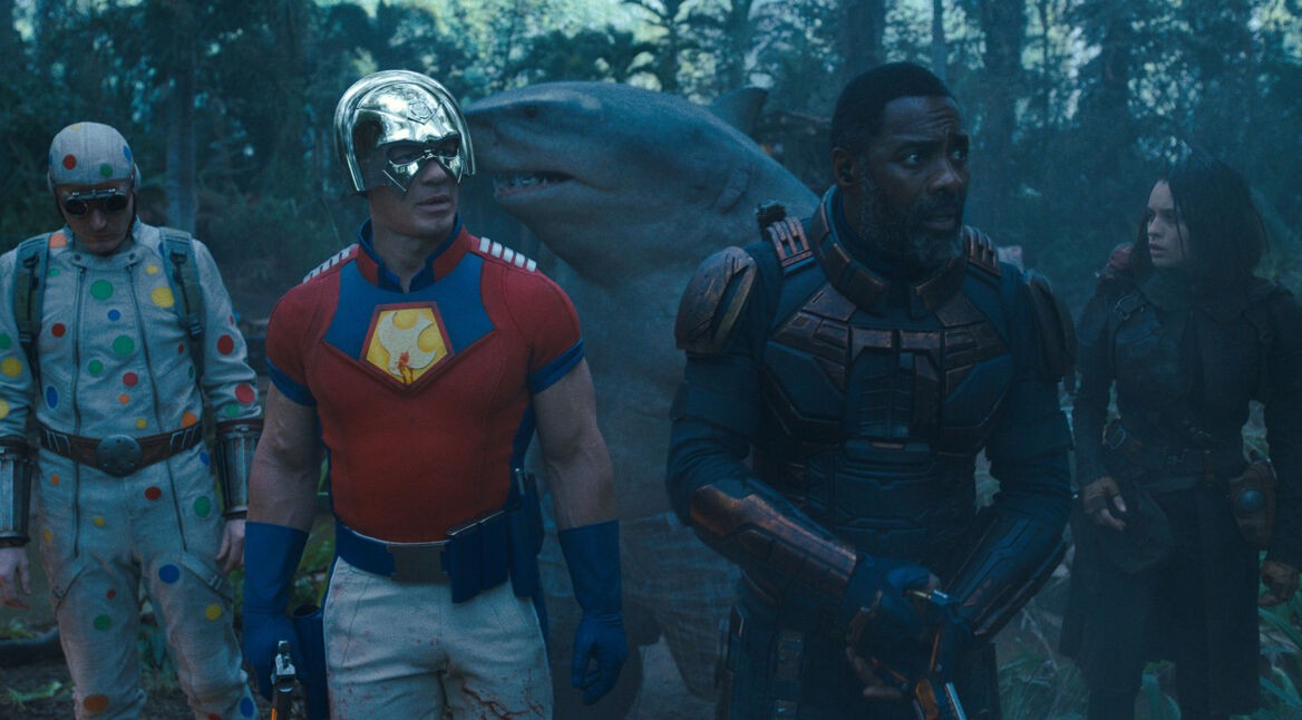 Fünf Superschurk:innen stehen in einem Dschungel im Film „The Suicide Squad“