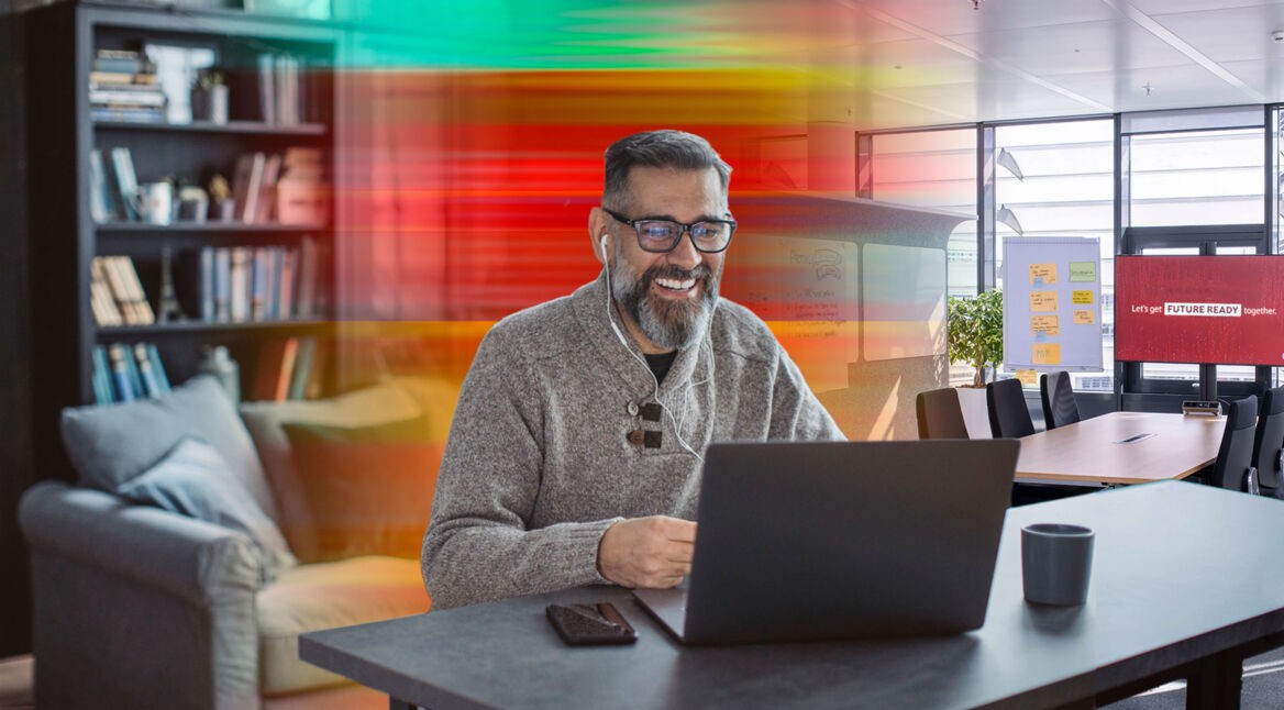 Ein Mann arbeitet an seinem Laptop