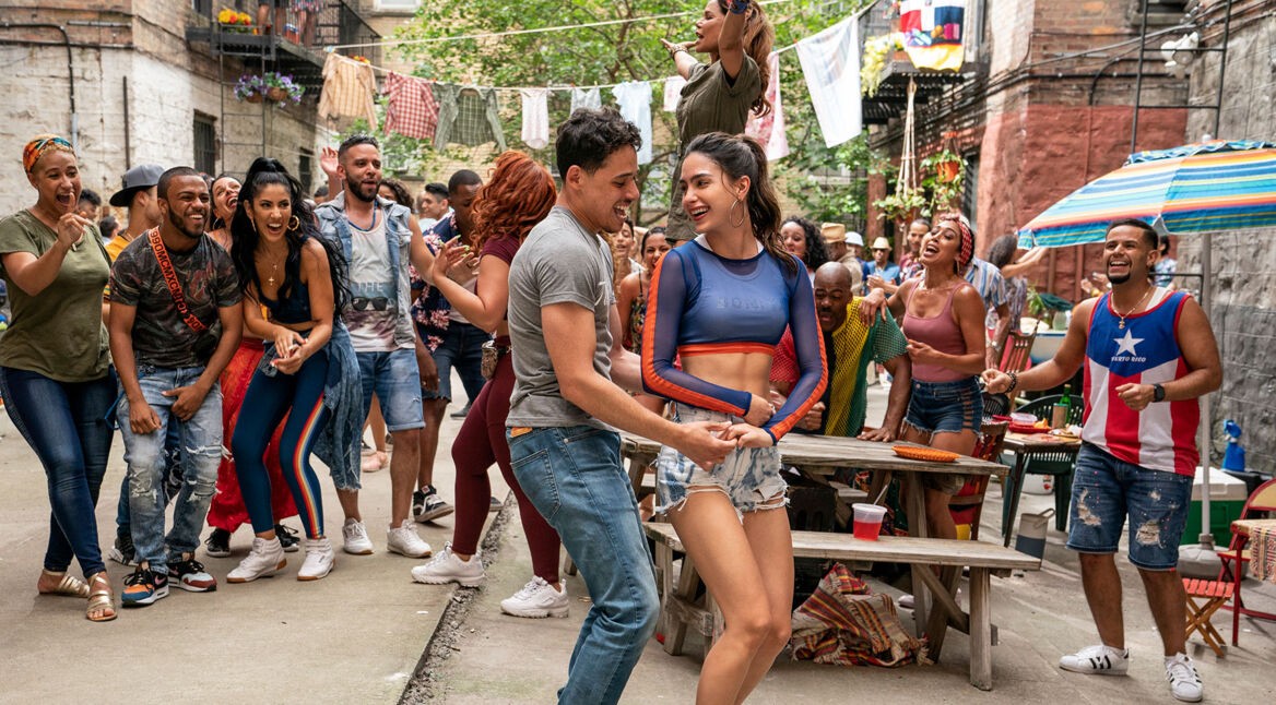 Usnavi (Anthony Ramos) und Vanessa (Melissa Barrera) tanzen gemeinsam vor der Nachbarschaft im Musical-Film "In the Heights".