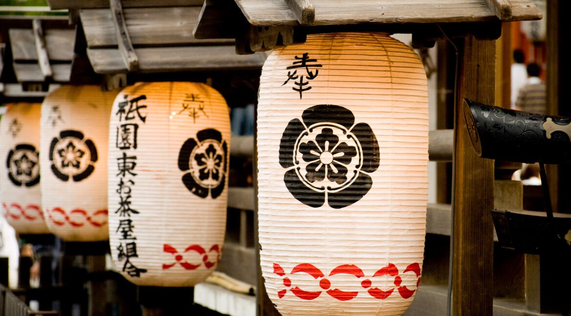 Zwei japanische Lampions hängen an einem Schrein in Tokyo.