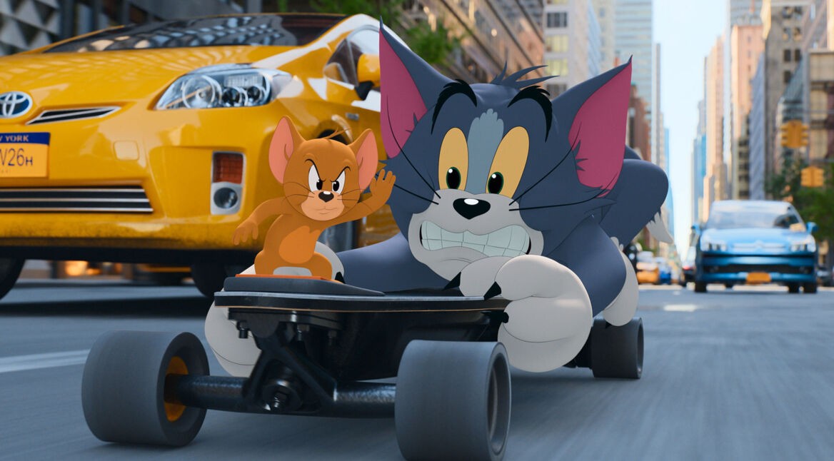 Kater Tom und Maus Jerry fahren auf einem Skateboard durch den Straßenverkehr in New York