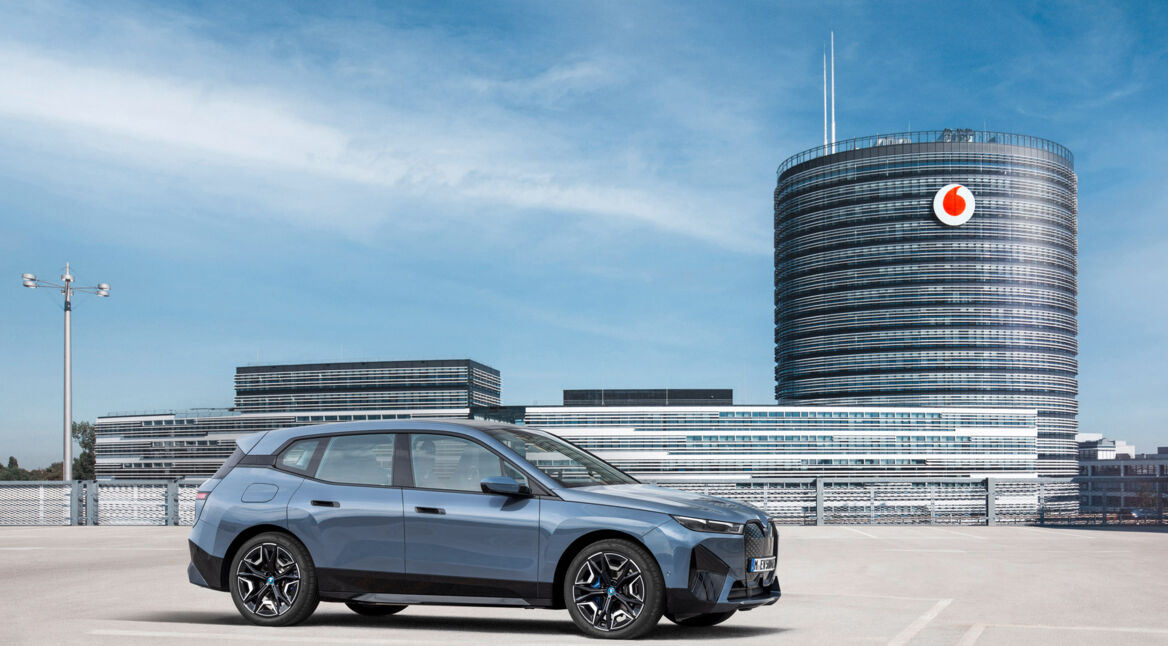 Ein BMW iX steht vor dem Vodafone-Tower in Düsseldorf.