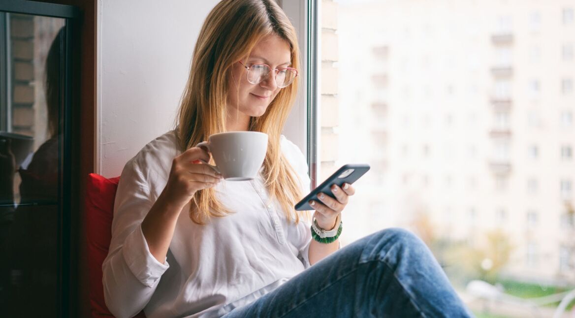 Frau schaut auf ihr iPhone.