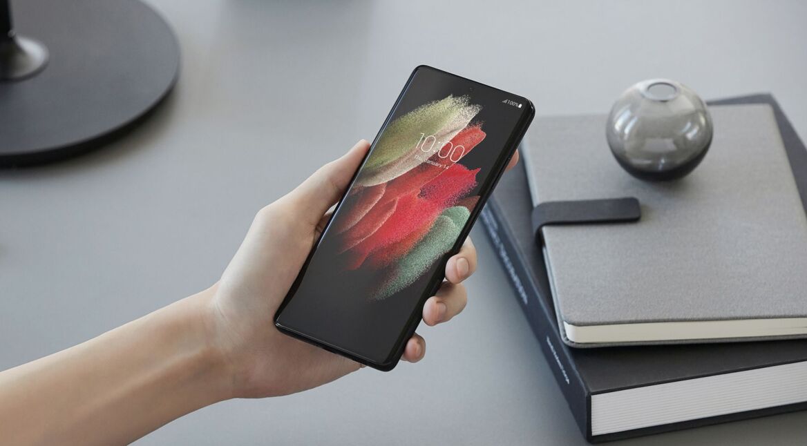 Hand hält das Samsung Galaxy S21 Ultra.