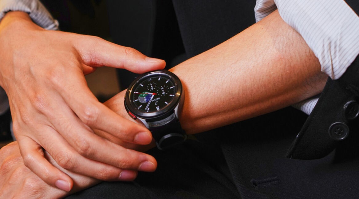 Galaxy Watch4 in Schwarz an Handgelenk