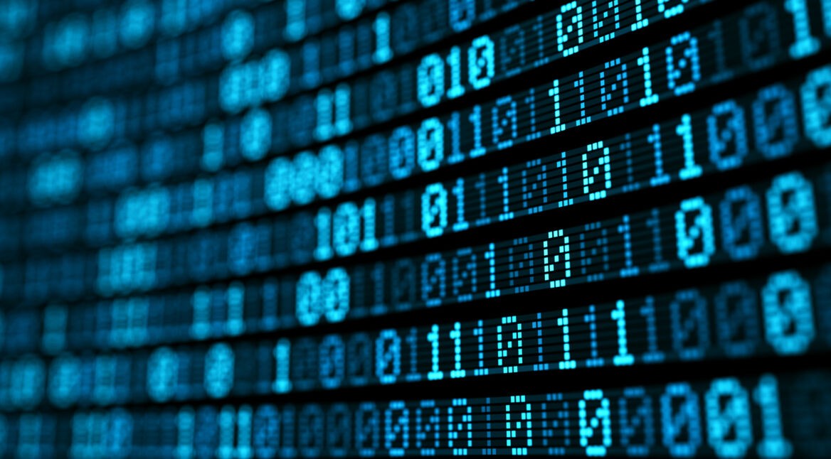 Ein Bildschirm zeigt binären Code in blauer Schrift an.