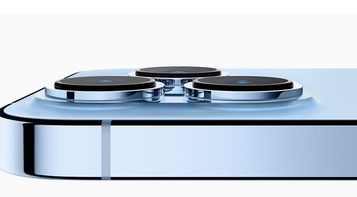 iPhone 13 Pro Max Kameramodul von der Seite in Großaufnahme vor weißem Hintergrund