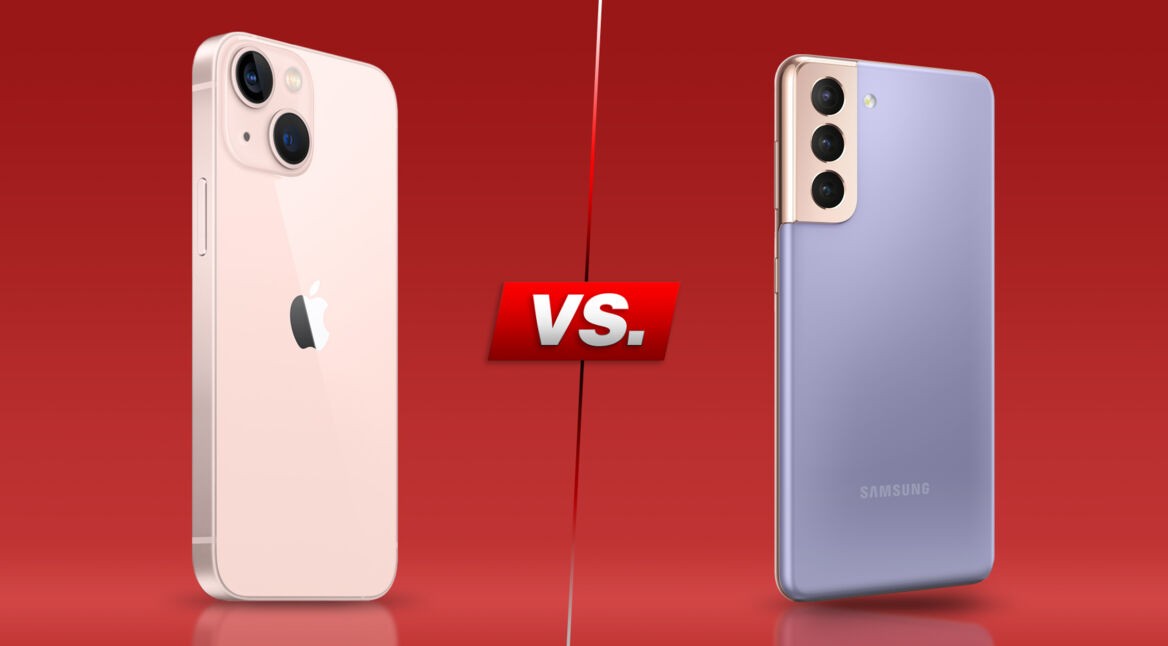 iPhone 13 und Galaxy S21 nebeneinander vor rotem Hintergrund