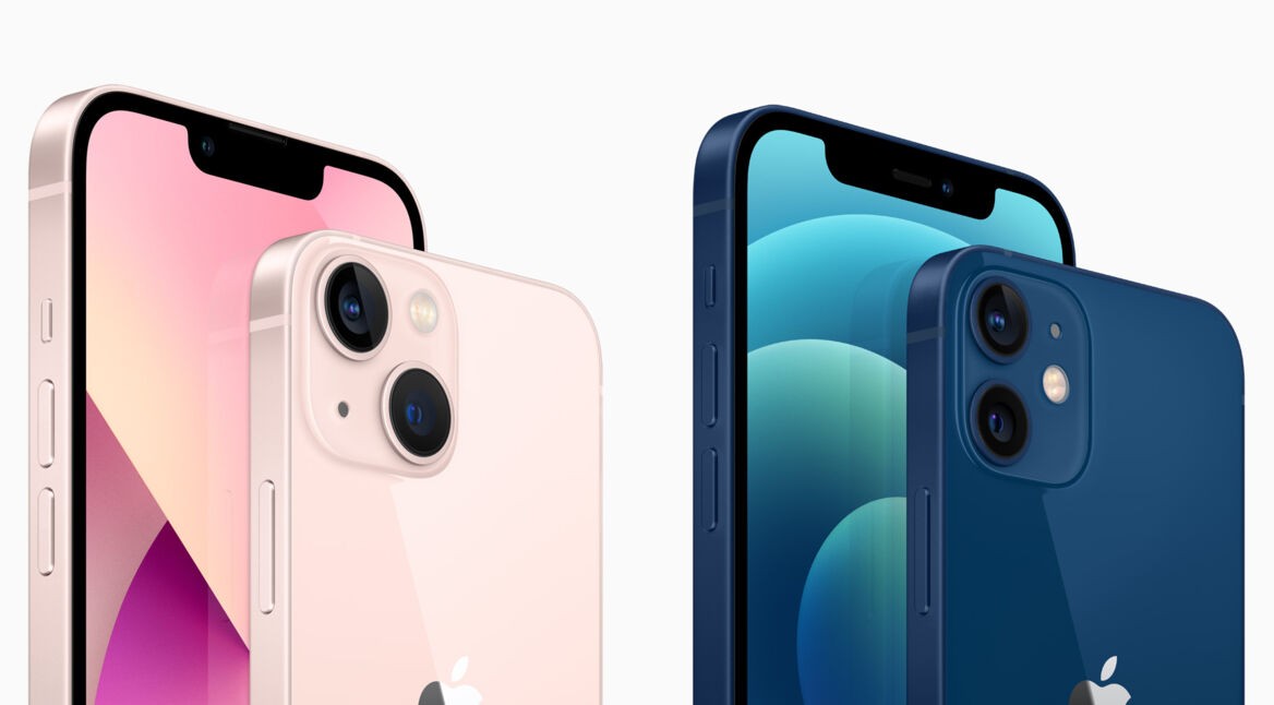 iPhone 13 und iPhone 12 nebeneinander mit Vorder- und Rückseite