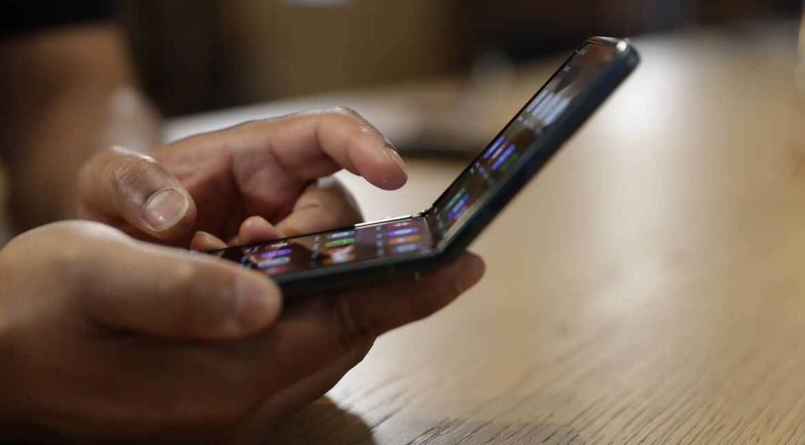 Eine Person hält ein Samsung-Smartphone.