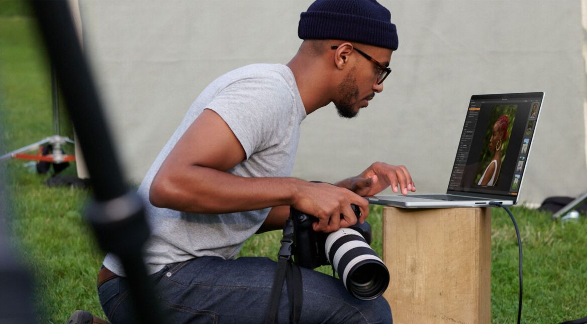 Fotograf arbeitet am MacBook Pro 2021.