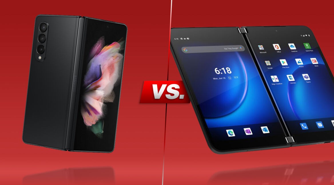 Falt-Smartphones Galaxy Z Fold3 und Surface Duo 2 aufgeklappt nebeneinander vor rotem Hintergrund