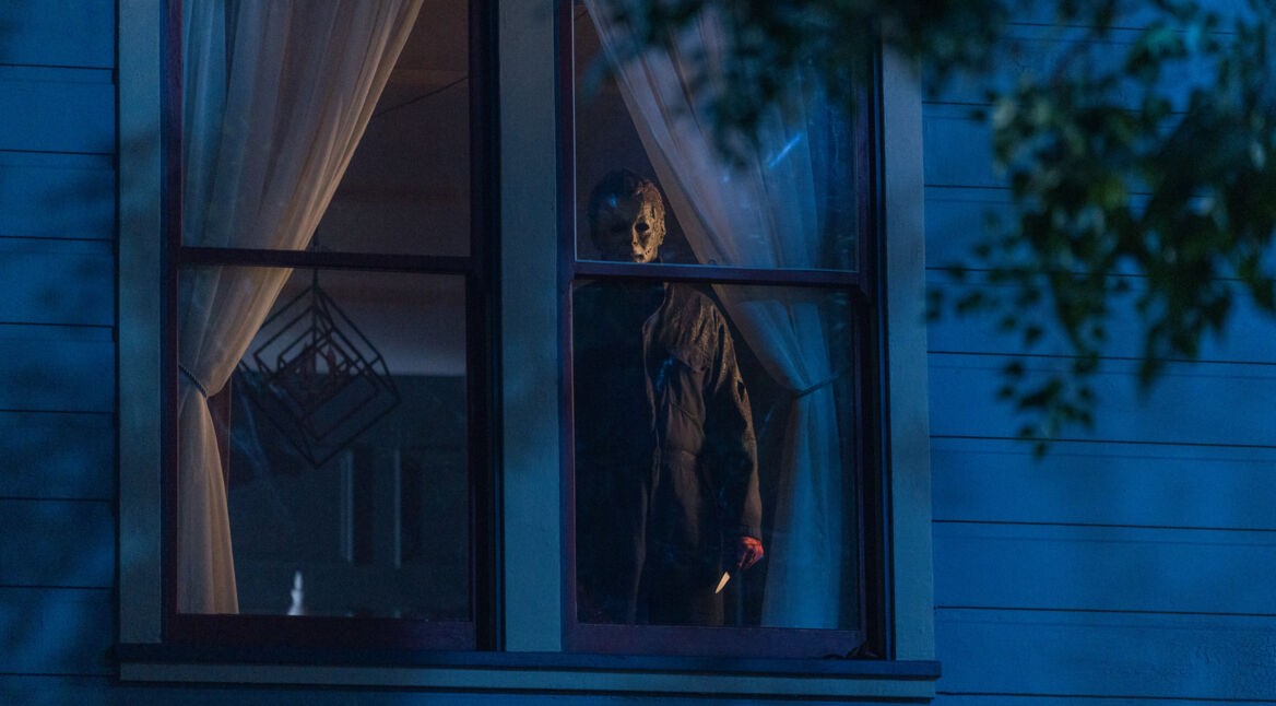 Michael Myers steht in "Halloween Kills" am Fenster eines Hauses.
