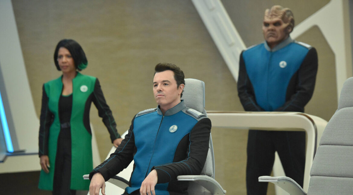 Claire, Ed und Bortus auf der Brücke der Orville in Staffel 1