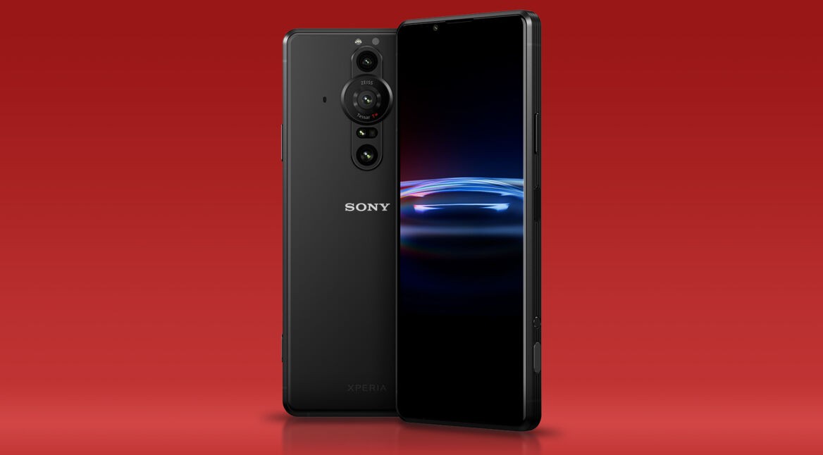 Kamera-Smartphone Sony Xperia PRO-I vor rotem Hintergrund