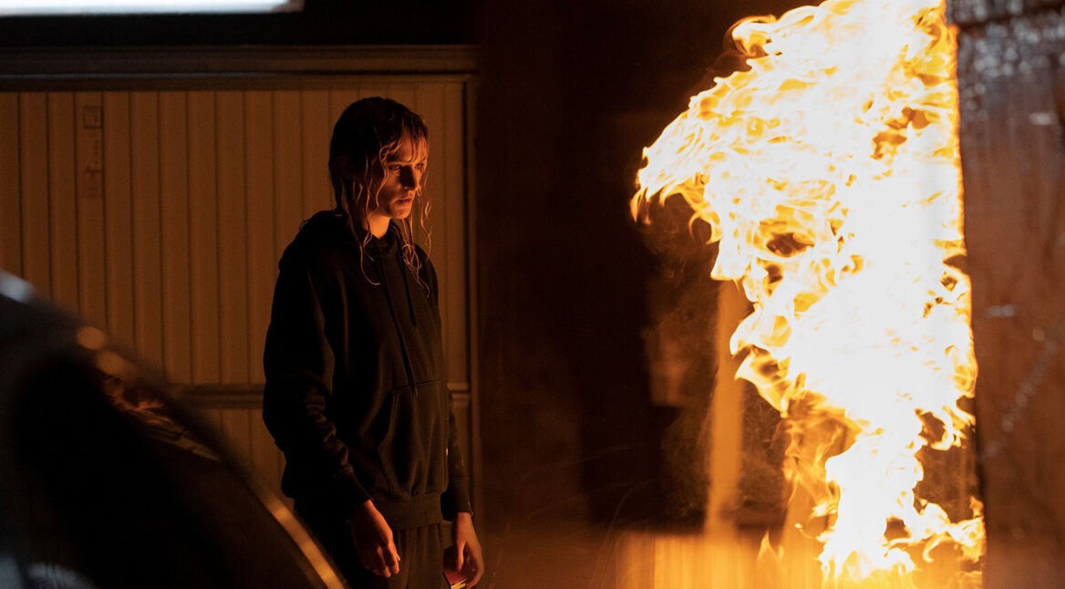 Alexia aus Titane vor dem Feuer