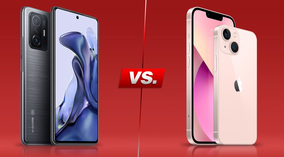 Xiaomi 11T und iPhone 13 von vorne und hinten vor rotem Hintergrund
