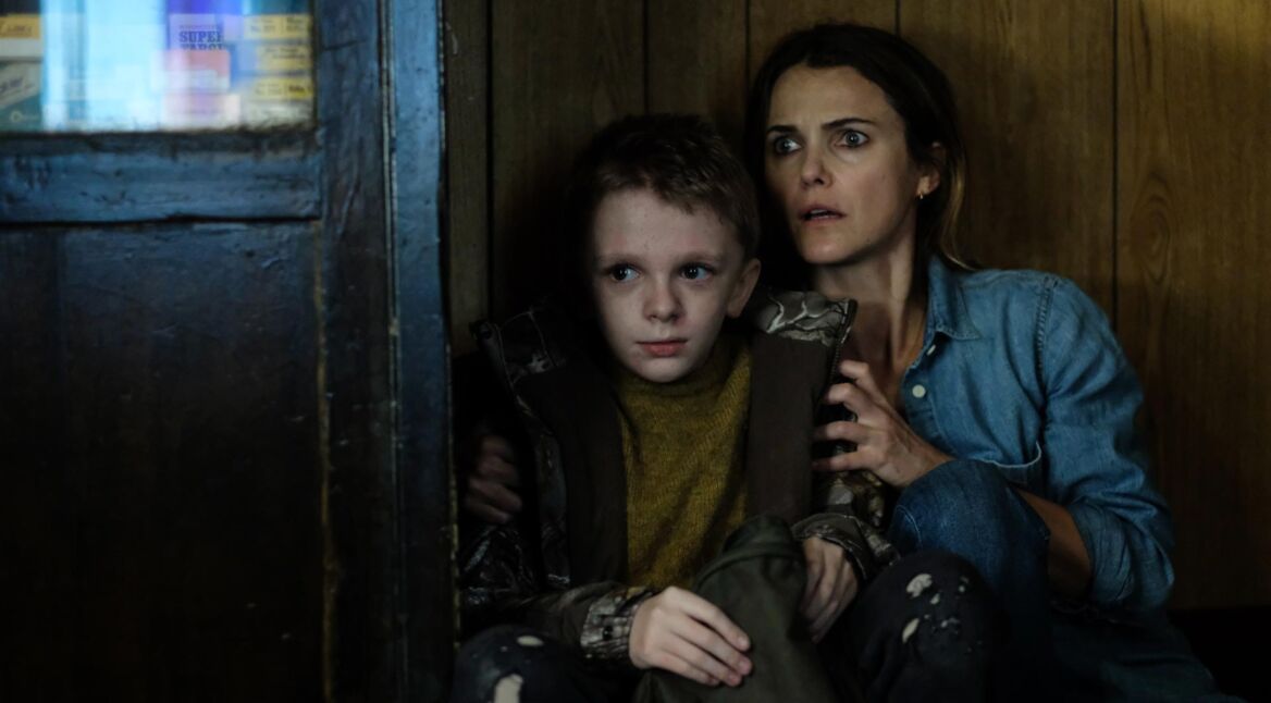 Lucas (Jeremy T. Thomas) und Julia (Keri Russell) verstecken sich im Film Antles