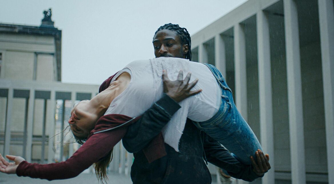 Jay (Ben Wichert) hält Bex (Svenja Jung) beim Tanz in seinen Armen.