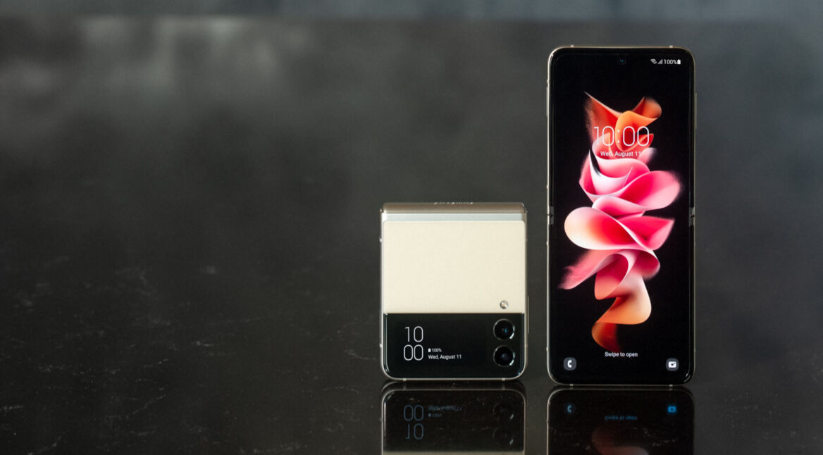 Das Galaxy Z Flip3 in geschlossenem und im aufgeklappten Zustand