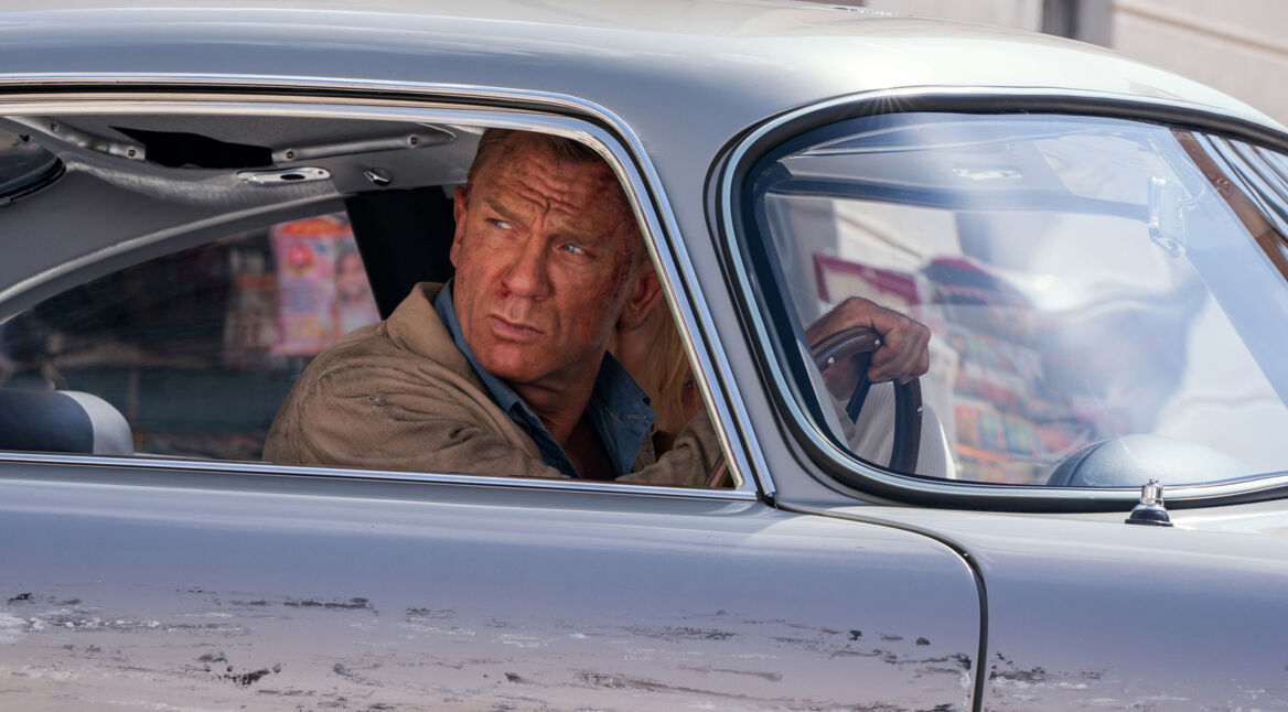 Geheimagent James Bond (Daniel Craig) fährt Auto und schaut aus dem Seitenfenster.