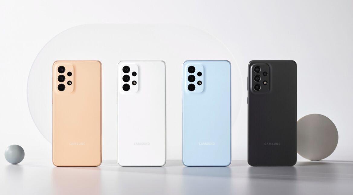 Vier Smartphones von Samsung in vier Farben aufrecht nebeneinander vor hellem Hintergrund