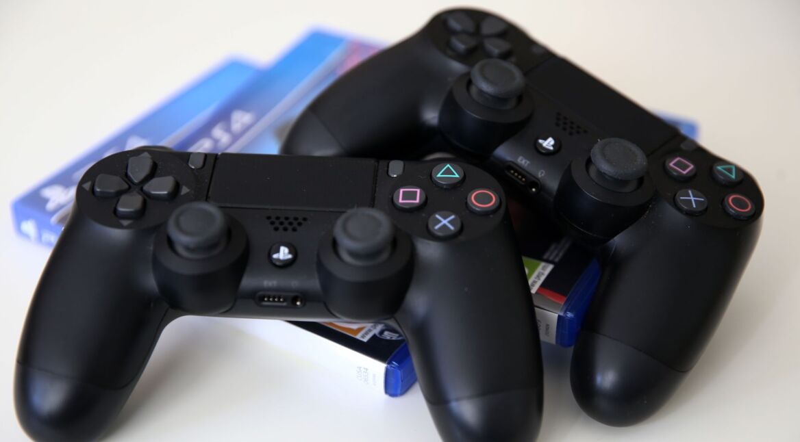 Zwei schwarze PS4-Controller.