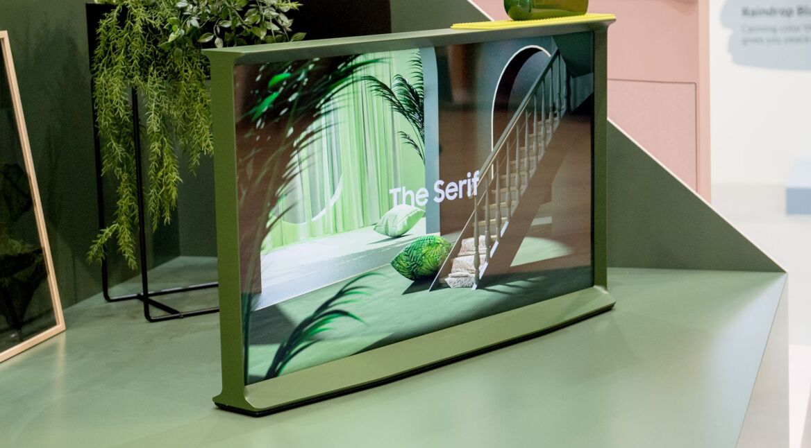 Der Samsung TV der Serif-Serie.