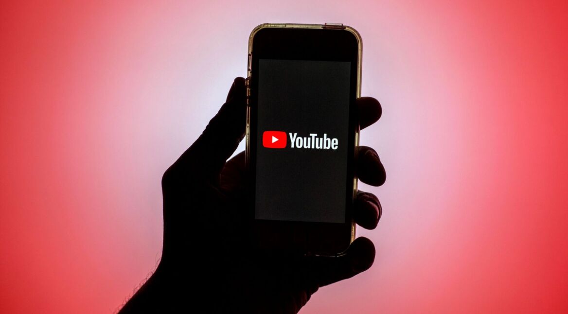 YouTube-Logo auf Smartphone.