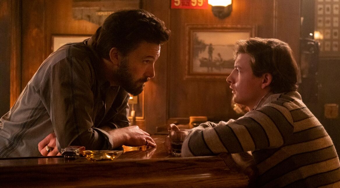 Ben Affleck und Tye Sheridan in The Tender Bar