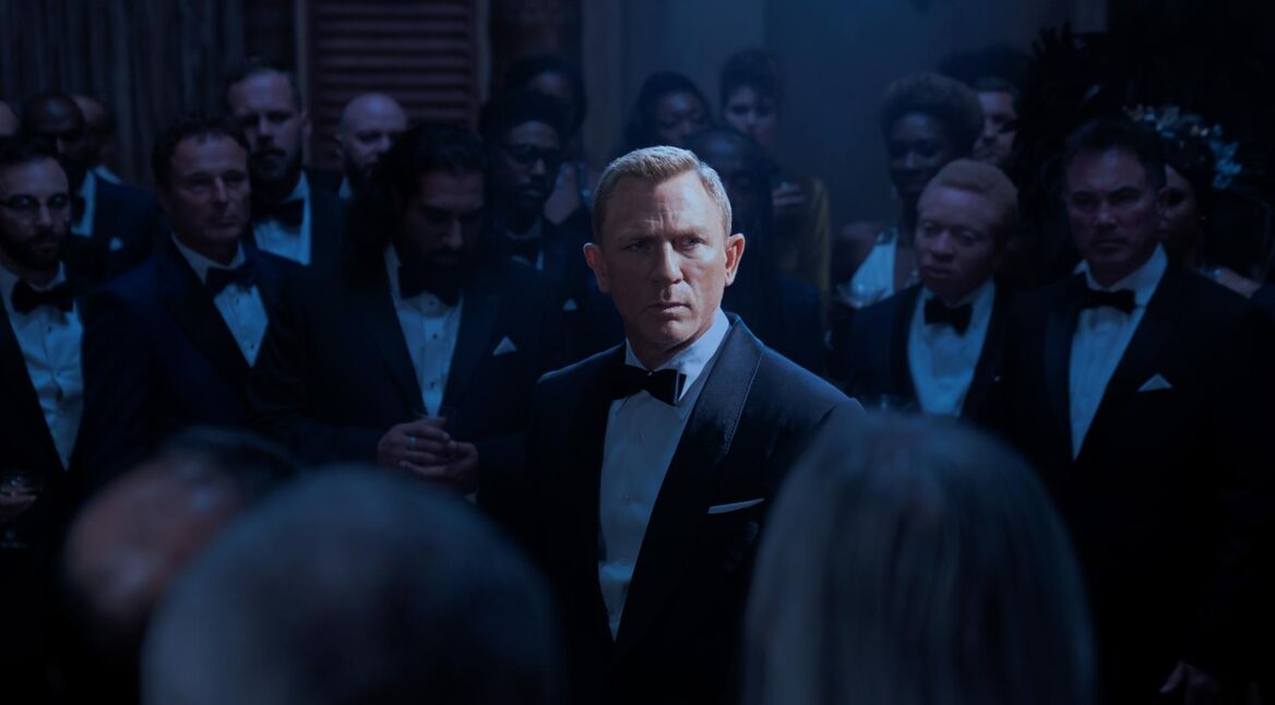 James Bond (Daniel Craig) steht in einer Menschenmenge