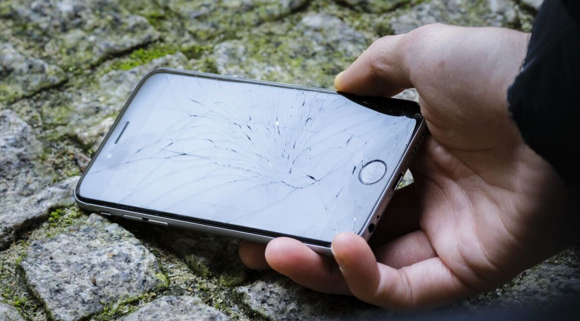 iPhone mit kaputtem Display aufheben.