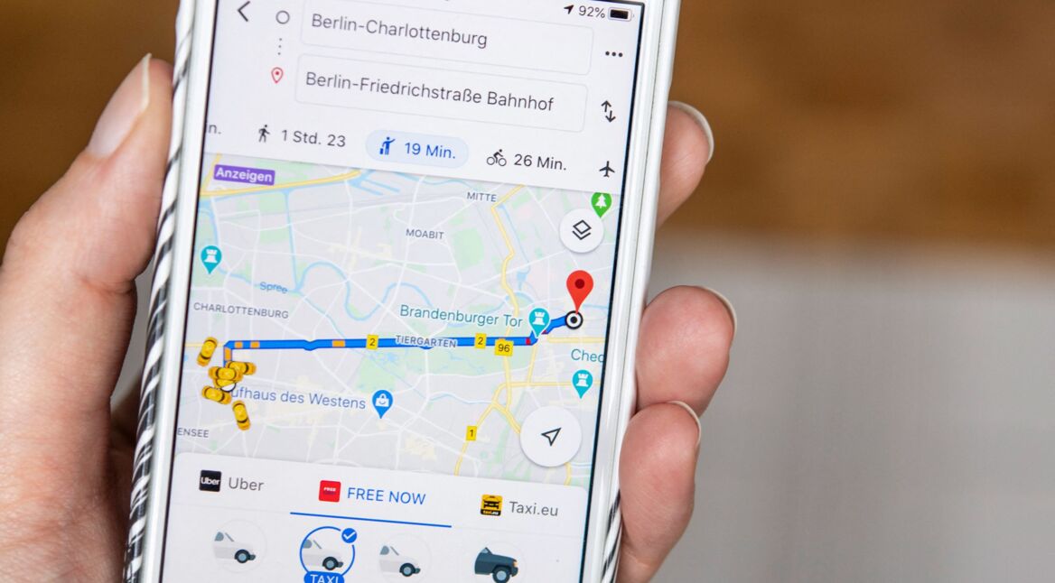 Ein Smartphone mit Google Maps auf dem Display