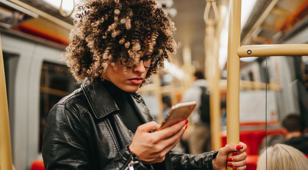Frau schaut auf ihr Smartphone.