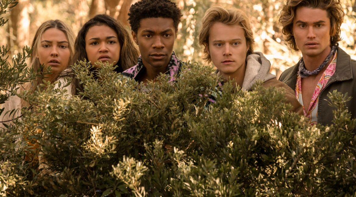 Fünf Jugendliche im Busch.