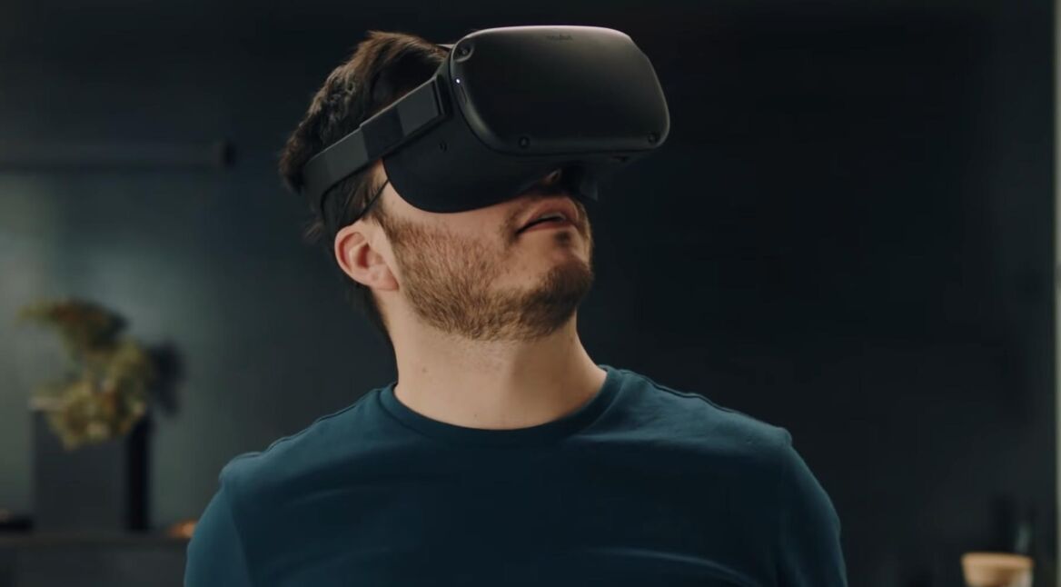 Ein Mann mit der Oculus Quest 2