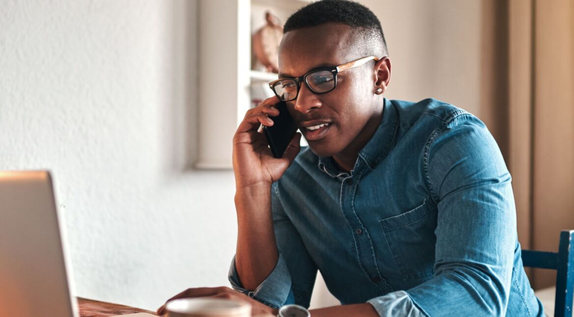 Mann telefoniert mit seinem Handy.