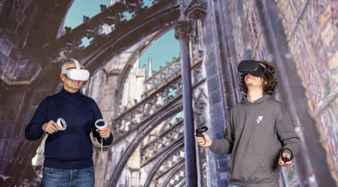 Vodafone CEO Hannes Ametsreiter und Silas Fuchs von Northdocks sehen den Kölner Dom hautnah per VR-Brille.