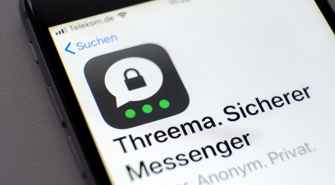 Logo der App Threema auf einem Smartphone-Display